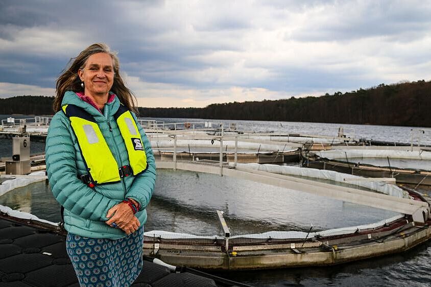 IGB-Forscherin Dr. Stella Berger auf dem Seelabor des IGB im Stechlinsee