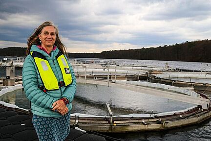 IGB-Forscherin Dr. Stella Berger auf dem Seelabor des IGB im Stechlinsee